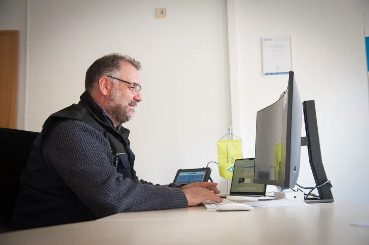 Markus Seemann bei der Arbeit an einem Fahrzeug